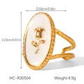 Détail macro de bague rose vintage dorée avec émail blanc et texture martelée - Relief de Fleur de Rose Dorée (HC-R30504)