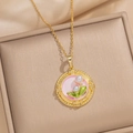 Collana dorata stile Monet con ciondolo in smalto rosa e perle in una scatola regalo - Mughetto Rotondo - Rosa (A6 Rosa)