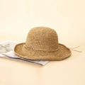 Dettaglio di un cappello di paglia intrecciato a mano con catena dorata e cordoncino - Cachi / M (56-58cm)