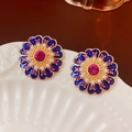 Detalle macro de pendientes vintage de flores con esmalte azul, cristales rosa y perlas - Estilo de Flor de Esmalte Vintage (HE14817) / Azul/Dorado/Rosa