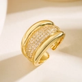 Luxuriöser vergoldeter breiter offener Ring mit funkelnden Pavé-Zirkonia-Akzenten - Einstellbar Offen / Breites Pavé-Design (14480)