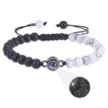 Detail eines Steinperlenarmbands mit Projektionsstein für Ich liebe dich Gravur - Weiße Türkis und Matte Stein