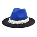 Dettaglio di un cappello fedora blu e nero con eleganti perle decorative e tesa larga stile jazz - Blu Reale + Nero