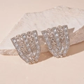 Makro-Detail von silbernen geometrischen Ohrsteckern mit funkelnden Baguette-Zirkonia - Stil mit Silber-Ohrstecker / Silberne Ohrstecker