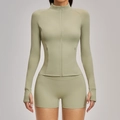 Ensemble de yoga vert sauge pour femme avec veste zippée et short de sport assorti - Vert Mousse
