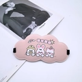 Rosa 3D-Schlafmaske in Wolkenform mit süßen Cartoons und verstellbarem schwarzen Gurt - Wolke Rosenrot (Keine Sorgen)