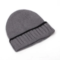 Gorro de punto acanalado gris oscuro con detalle de raya negra para otoño e invierno - Gris