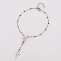 Detalle de pulsera de rosario religioso con cuentas rojas y medalla de la Virgen María - 20+3CM / Color Acero