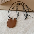 Colgante sobre de corazón en cuero marrón con cordón negro y cuentas decorativas - Collar de mini bolso con cordón de cuero marrón