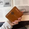 Petit portefeuille en cuir marron pour femme avec logo en métal et surpiqûres blanches - Fauve