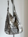 Dettaglio del motivo paisley vintage su una borsa a tracolla in cotone e lino - Paisley Geometrico