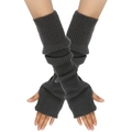 Makro-Detail der dunkelgrauen gerippten langen fingerlosen Handschuhe mit Daumenloch - Dunkelgrau