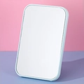 Rechteckiger beidseitiger Tisch-Schminkspiegel mit hellblauem Rahmen auf farbigem Grund - Blau
