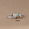 Detailansicht von 5mm Silber-Ohrringen mit bunten eingelegten Zirkonia-Steinen - 5mm / Silber