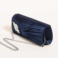 Detailansicht der dunkelblauen Abendtasche aus Satin mit Plissees und Strass-Verzierung - Marineblau