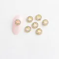 Breloque nail art visage souriant avec strass blancs et monture dorée, 7x7mm - Visage souriant doré strass blanc (LF7213)