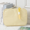 Custodia per laptop giallo chiaro con manico e cordino decorativo su una scrivania - 11" / Giallo