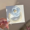 Chouchou fleur de camélia bleu clair avec perle centrale et double rangée perlée - Style Perle Camélia / Bleu
