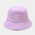 Détail de la broderie blanche Freedom Peace Equality sur un bob en coton violet clair - M (56-58cm) / Mauve Clair