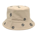 Detail der Fußballstickerei auf einem beigen Anglerhut aus Baumwolle vor weißem Hintergrund - M (56-58cm) / Beige