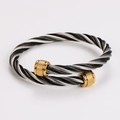 Primer plano de pulsera de cable trenzado tricolor con terminales de malla dorada - Cable plateado y negro con extremos dorados