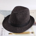 Détail d'un fedora à carreaux marron avec ruban noir sur un magazine Kinfolk élégant - Taille Unique 58cm / Rayures Larges Café
