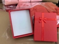 Rote Schmuck-Geschenkbox mit Schleife und weißer Schaumstoffeinlage für Halsketten - Maschinengepresster Schwamm (Kein Draht) / Rot