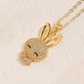 Elegante collana con ciondolo a forma di coniglio dorato e fiocco in zirconi lucidi - Stile Coniglio Oro (XL2392)