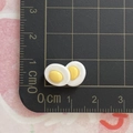 Miniatur-Eieranhänger aus Harz für DIY-Bastelarbeiten mit Größenangabe von ca. 1,5cm - Zwei Eier