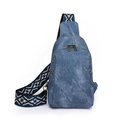 Detalle de bolso bandolera de mezclilla azul con herrajes de bronce y correa estampada - Denim / Azul