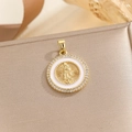 Dettaglio del ciondolo Madonna in oro con smalto bianco e zirconi scintillanti su fondo - Ciondolo Vergine Maria Rotondo In Smalto Bianco Oro Con Zirconia Bianca