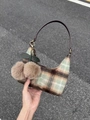 Borsa sottobraccio vintage in lana a quadri con tracolla in pelle e ciondoli ciliegia - Con Ciondolo Ciliegia / Quadri Verdi