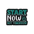 Spilla in smalto nero con scritta Start Now Not Tomorrow e icona orologio - Stile Slogan Start Now (QHXZ2544)