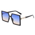 Gafas de sol cuadradas oversize con lentes degradados azul-naranja y patillas de cadena dorada - Montura Negra Lentes Azul Té