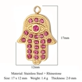 Hamsa Hand Anhänger in Gold mit rosa Strassstein aus poliertem Edelstahl gefertigt - Edelstahl + Strass / Goldene Hamsa-Hand mit Rosa Strassstein