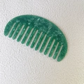 Dettaglio ravvicinato di un pettine a denti larghi in acetato con motivo marmo verde - Piccolo a denti larghi / 3# Verde