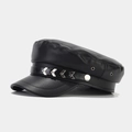 Dettaglio del cappello militare in pelle PU nera con borchie argentate e trama liscia - M (56-58cm) / Stile Segnalibro in Metallo Nero