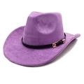 Detail eines lila Cowboyhuts aus Wildlederimitat mit schwarzem Lederband und Goldschnalle - M (56-58cm) / Lila