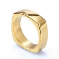 Anillo cuadrado de acero inoxidable dorado pulido con acabado interior cepillado sobre blanco - US 7 / Dorado
