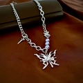 Dettaglio della collana con ciondolo a farfalla argento con perle lavanda e zirconi - Collana Argento Con Farfalla E Stella