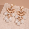Orecchini a foglia di ginkgo con strass lucidi e nappe di perle in stile vintage - Bianco