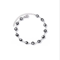Detail eines Silberkettenarmbands mit Evil Eye Perlen und verstellbarem Karabiner - Silberkette Schwarze Augen