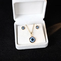 Details des Evil Eye Schmucksets mit Kette und Ohrringen in einer luxuriösen Geschenkbox - Gold