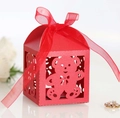 Detail van rode lasergesneden beer snoepdoos met elegant lint en holle patronen - Parelrood