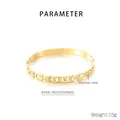 Detailansicht des 18K vergoldeten Edelstahlarmreifs mit Maßen 60x50x6mm und Spezifikationen - Hohle Rechteckige Fünf-Diamanten-Stil (KB210741-KSZ)
