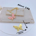 Dettaglio del ciondolo a farfalla rosa con dimensioni 26mm e 32mm e peso di 3,8g - #1 Farfalla Rosa