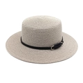 Vue détaillée d'un chapeau de paille beige avec ruban en cuir et boucle argentée - M(56-58cm) / Beige (Gris Clair)