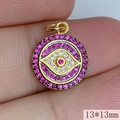 Makroansicht von 13x13mm vergoldetem runden Augenanhänger mit rosa und weißen Zirkonia-Steinen - Rosarot