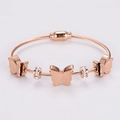 Detalle de brazalete de mariposa en oro rosa con circonitas y textura de cable - Oro rosa