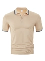 Détail d'un polo kaki pour homme montrant l'étiquette taille M et la texture 100% polyester - Kaki